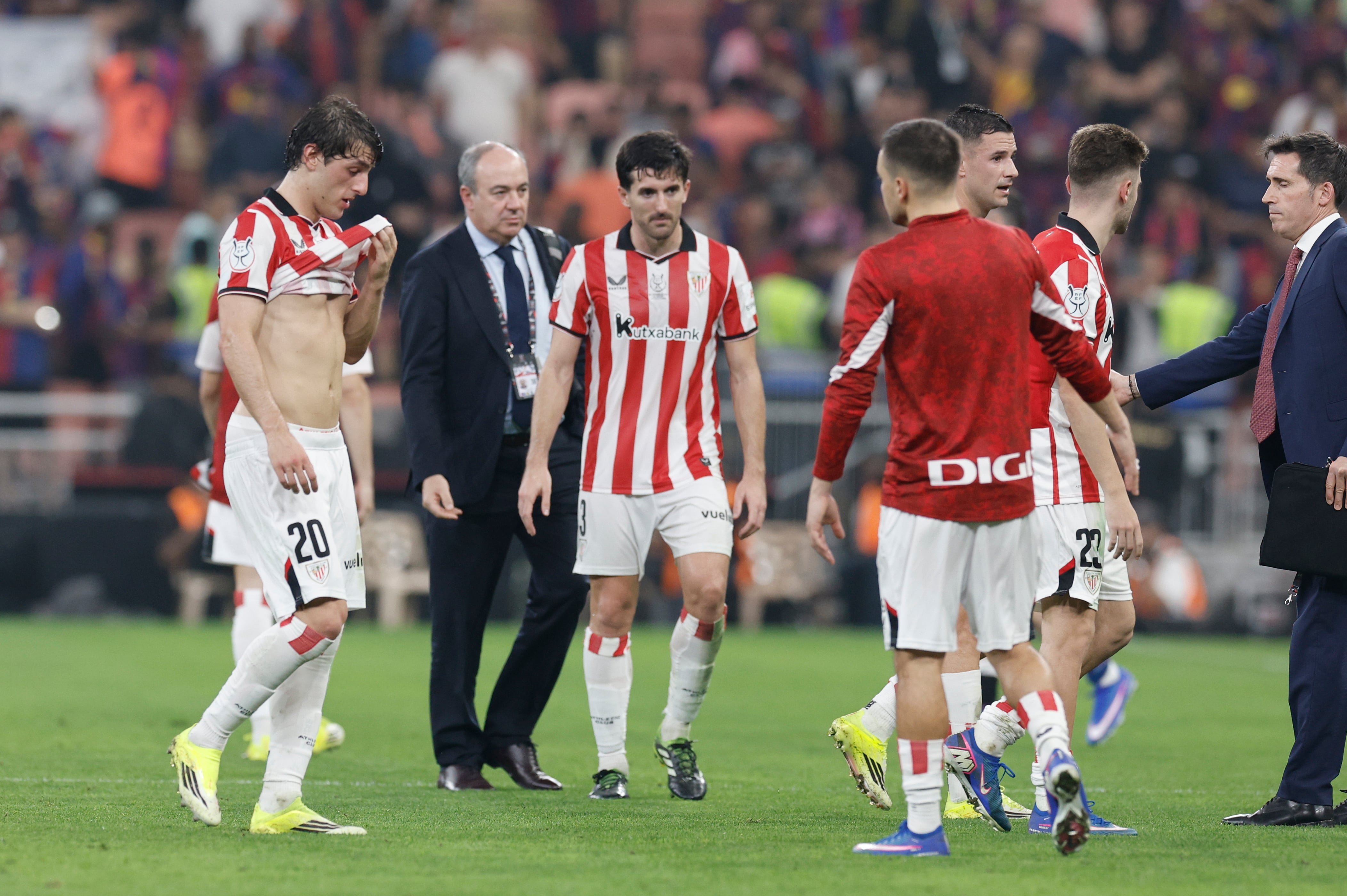 Los jugadores del Athletic Club a la finalización del partido de la Supercopa de España que han disputado frente al FC Barcelona este miércoles en el estadio Alinma Bank Stadium at King Abdullah Sport, en Yeda