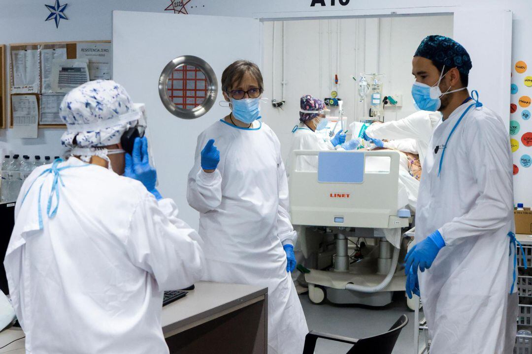 Personal sanitario del Hospital Parc Taulí de Sabadell (Barcelona) trabaja en la UCI para enfermos de COVID-19