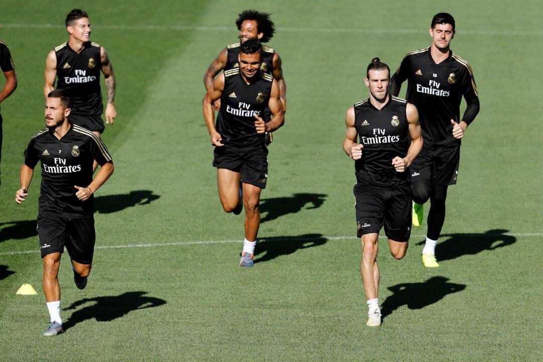 Eden Hazard, con sus compañeros en el entrenamiento del Real Madrid de este viernes.