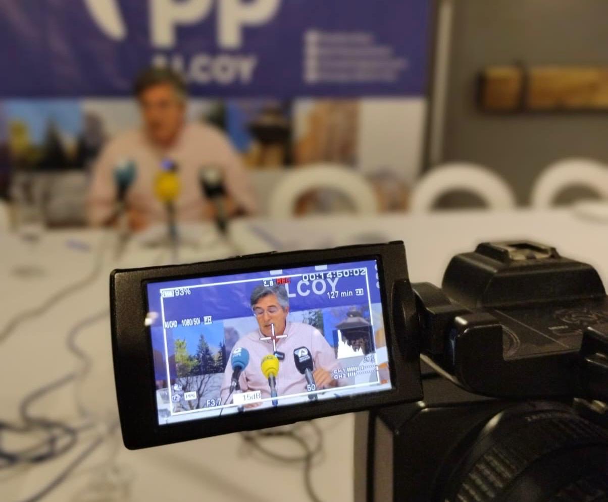 Carlos Pastor en la rueda de prensa en la que destaca las inversiones de la Diputación en Alcoy y comarca
