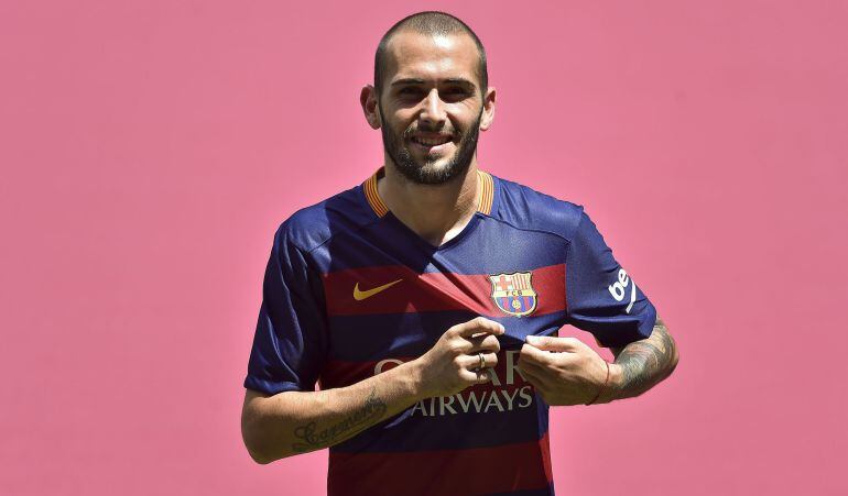 Barcelona&#039;s new Spanish defender Aleix Vidal poses with his new jersey during his official presentation at the Camp Nou stadium in Barcelona on July 8, 2015.   AFP PHOTO/ JOSEP LAGO