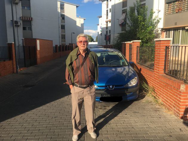 Juan Perea en una calle del barrio del Sector Sur tranformada con el programa de rehabilitación San Martín de Porres que él lideró
