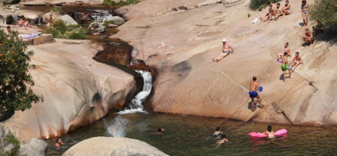 Bañistas en La Pedriza antes de su prohibición