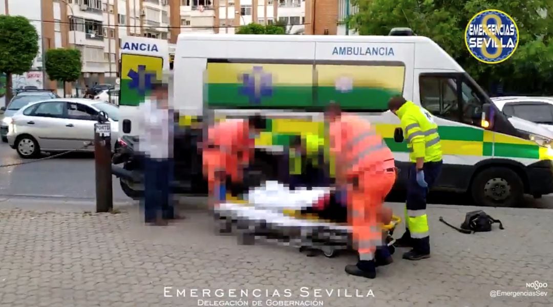 Sanitarios atendiendo al peatón atropellado esta mañana en Sevilla 