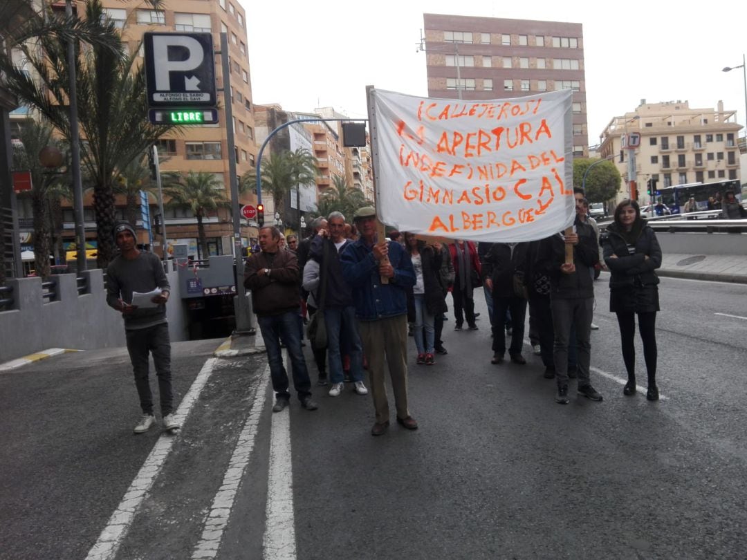 La protesta de las personas sin techo ha recorrido las calles del centros desde la estación ADIF hasta llegar al Ayuntamiento.