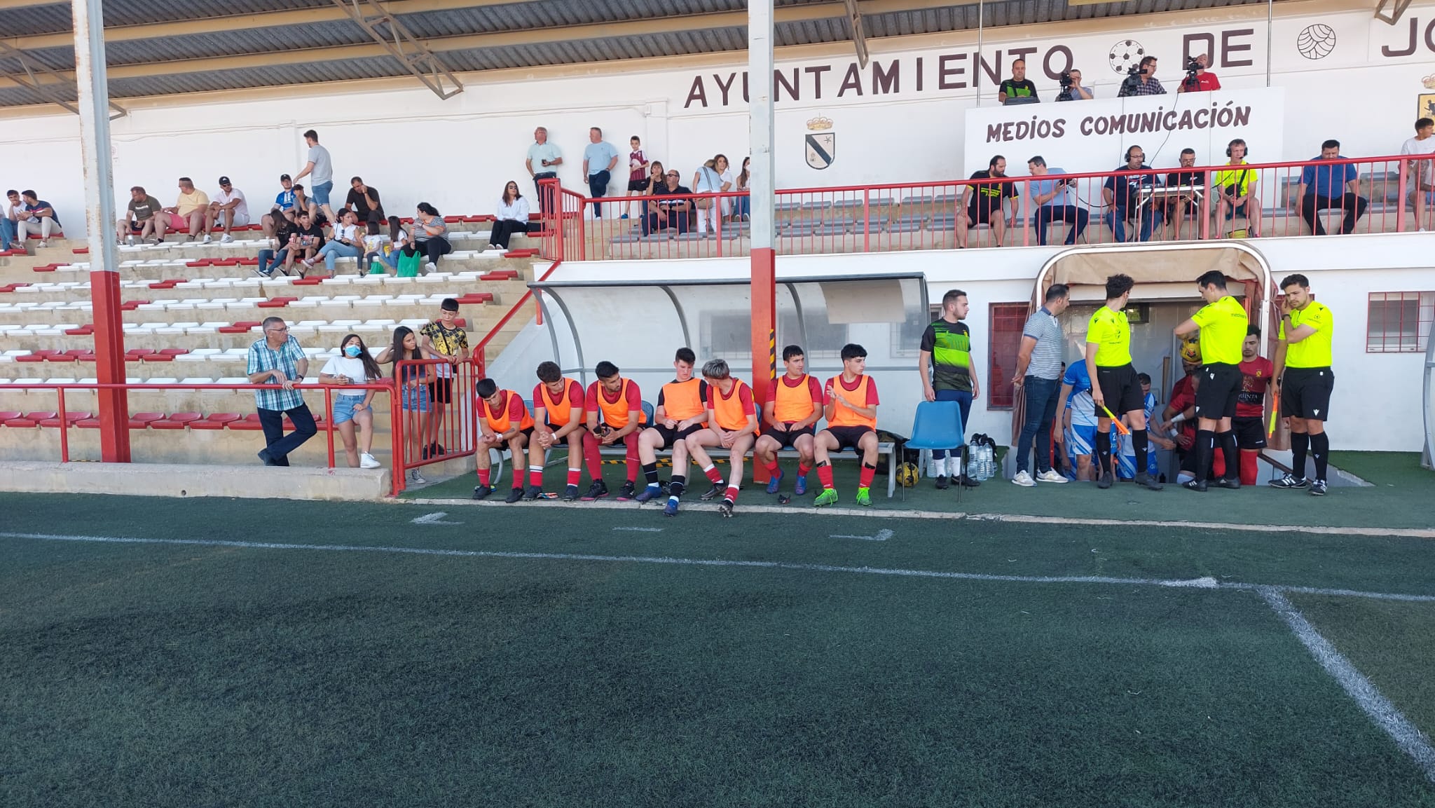 Banquillo del Jódar C.F., antes del inicio del partido frente al Fuensanta C.F.