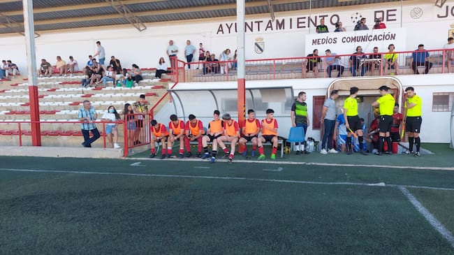 Banquillo del Jódar C.F., antes del inicio del partido frente al Fuensanta C.F.