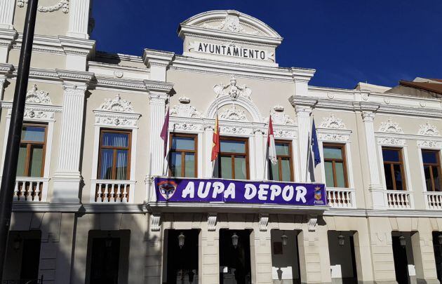 Pancarta de apoyo al CD Guadalajara en el balcón del Ayuntamiento.