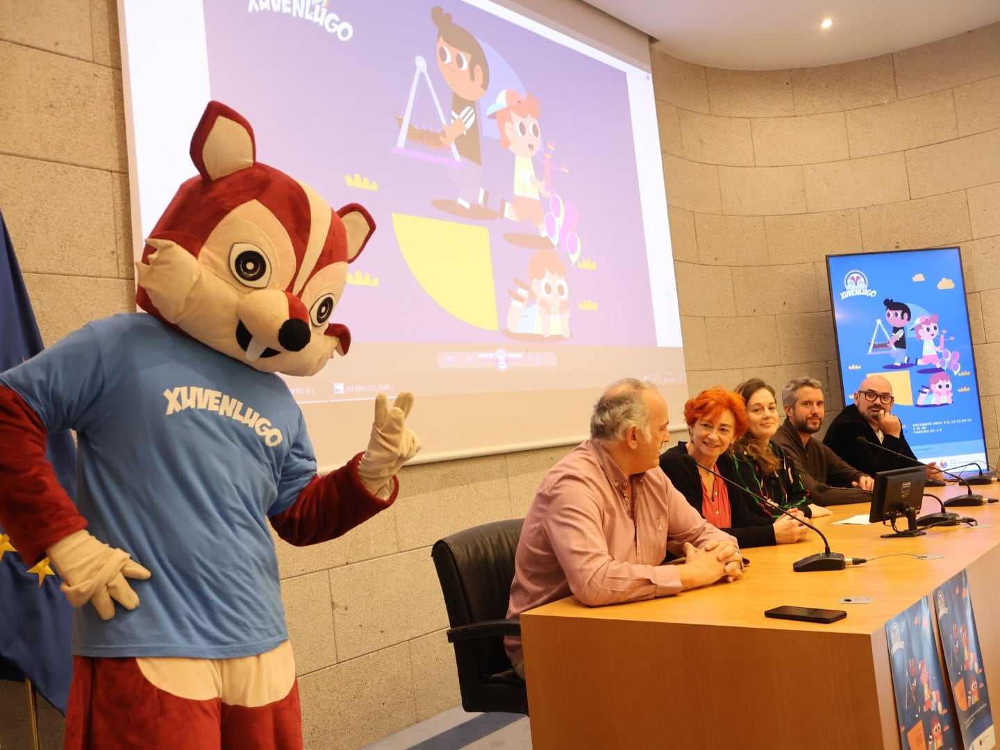 Representantes de la Deputación y del Concello presentan Xuvenlugo 2024 junto al &quot;Esquío Quío&quot;, la mascota oficial del evento.