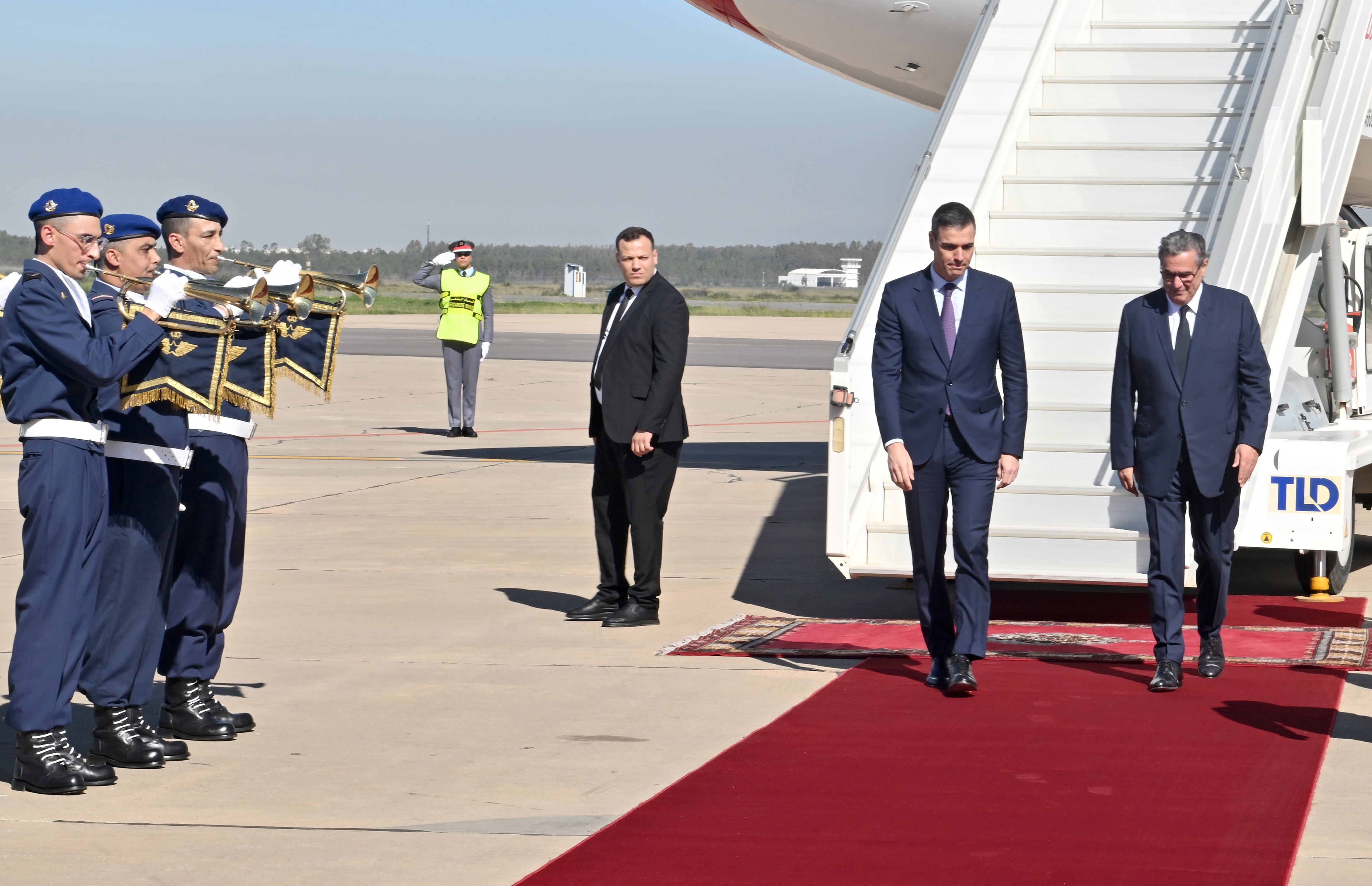 El presidente español, Pedro Sánchez, a su llegada a Rabat donde ha sido recibido por el primer ministro marroquí, Aziz Akhannouch