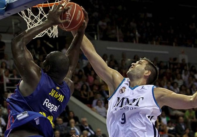 Felipe Reyes defiende al azulgrana Jawai