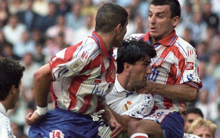 Daniel Prodan, en una acción con el madridista Panucci y Diego Pablo Simeone (junio de 1987).