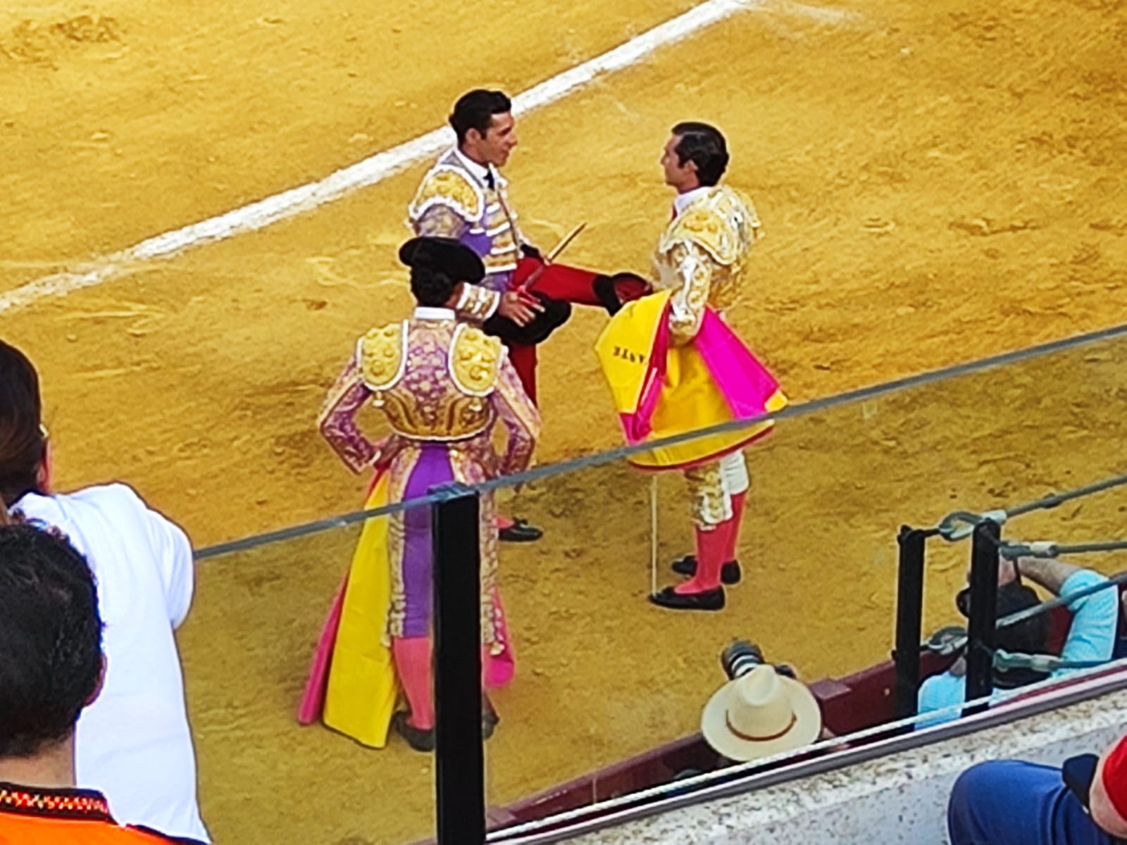 Talavante cede los trastos de matador de toros a Curro Durán en presencia de Pablo Aguado