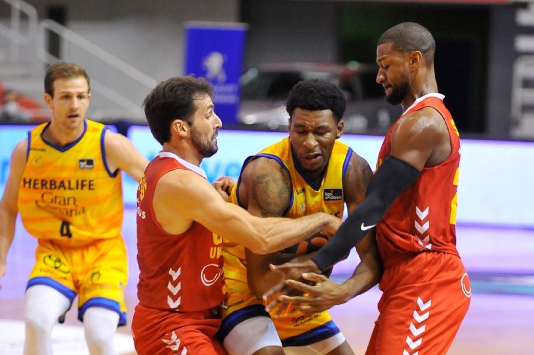 Bellas y DJ intentan robar el balón