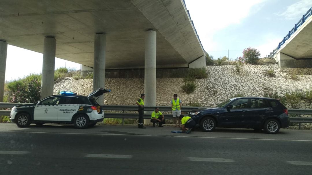 La Guardia Civil examina un vehículo en carretera