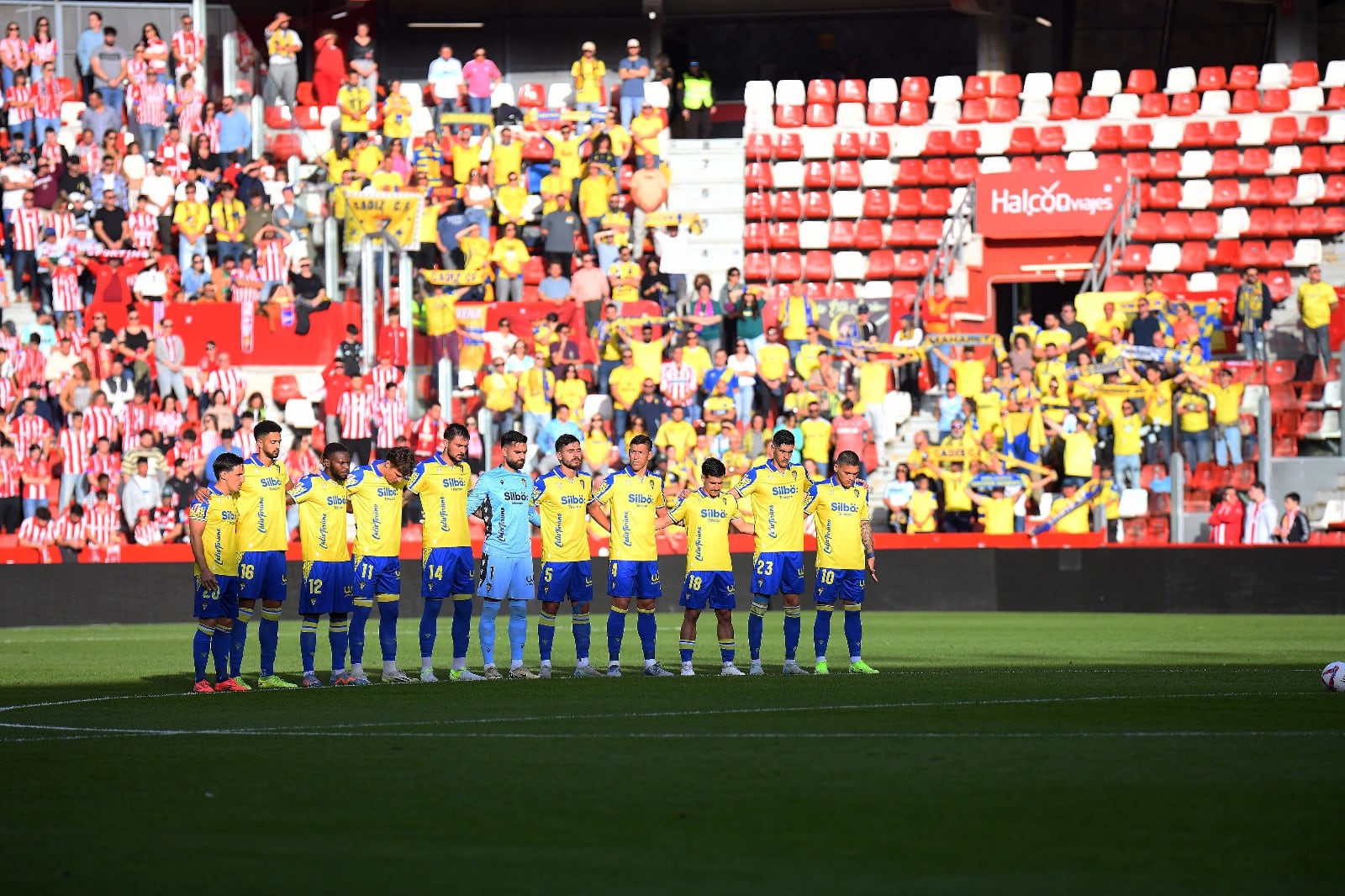 El once del Cádiz CF en El Molinón en el minuto de silencio por los afectados por la DANA. Foto: Cádiz CF