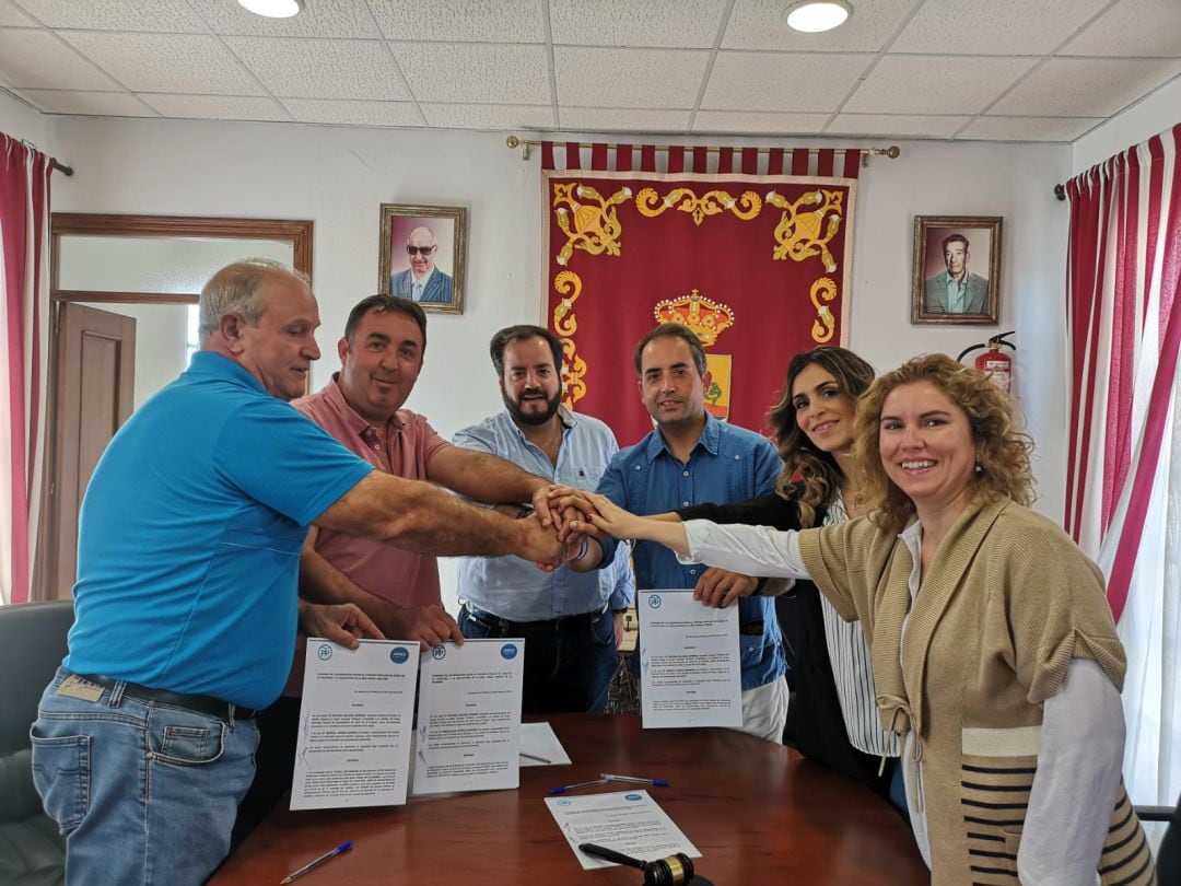 Antonio Saldaña, candidato del PP, junto a representantes de la zona rural 