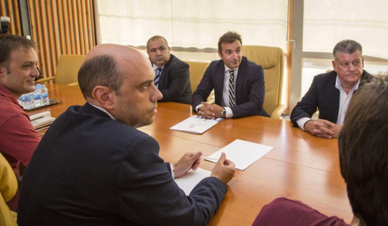 El alcalde Gabriel Echávarri reunido con una delegación del Hércules