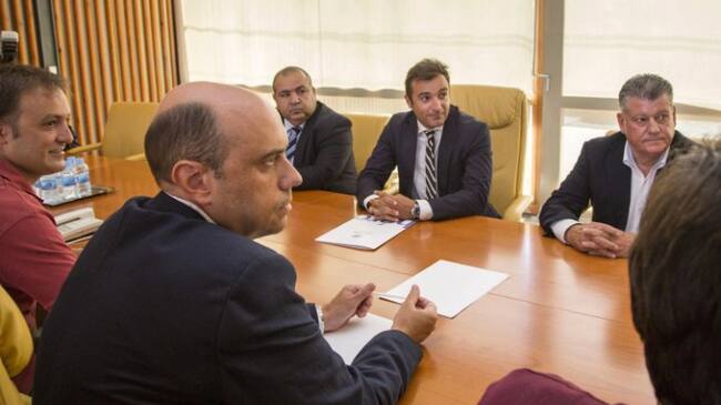 El alcalde Gabriel Echávarri reunido con una delegación del Hércules