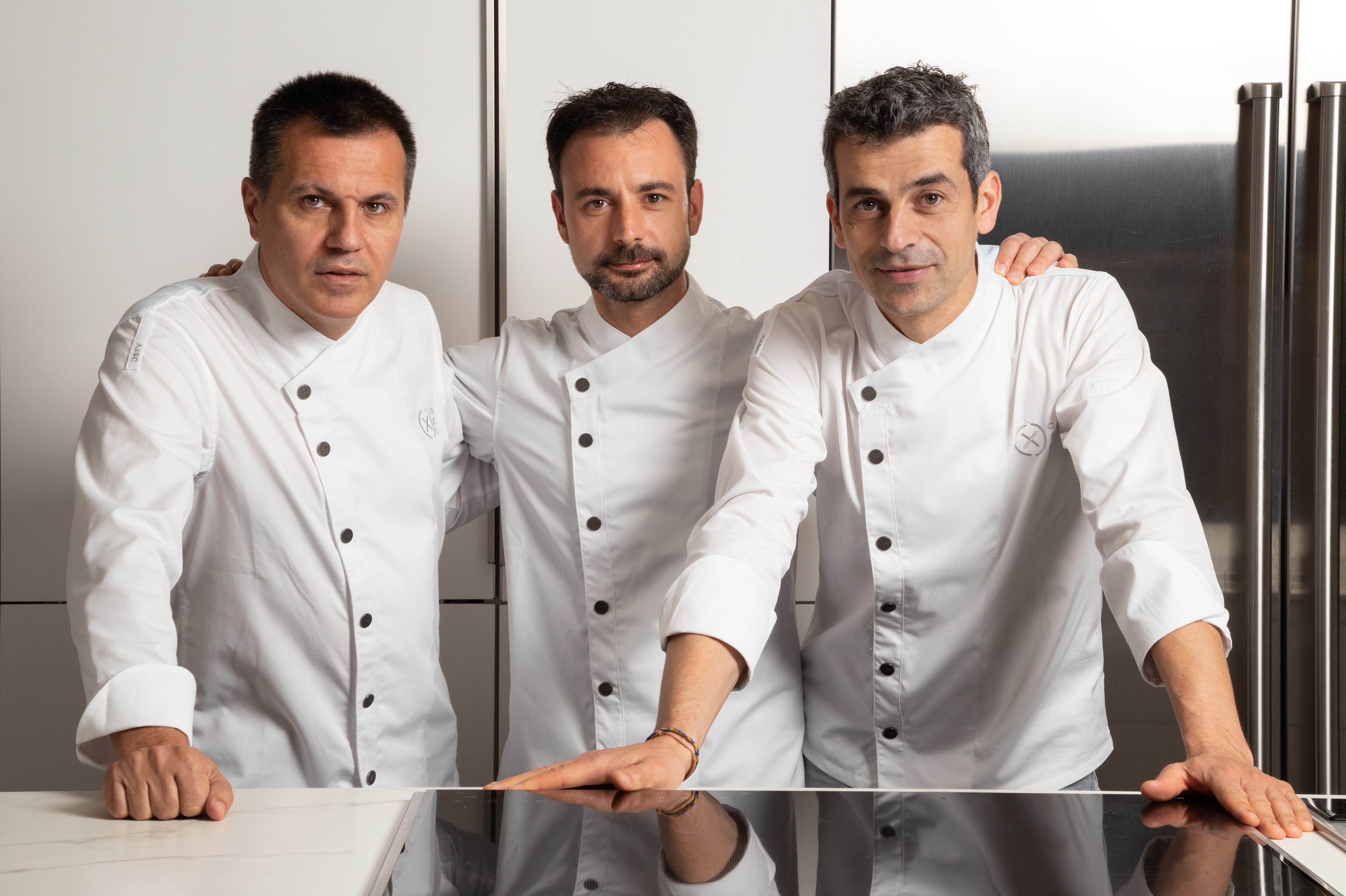 Oriol Castro (i), Eduard Xatruch (c) y Mateu Casañas (d), los tres chefs de Disfrutar.