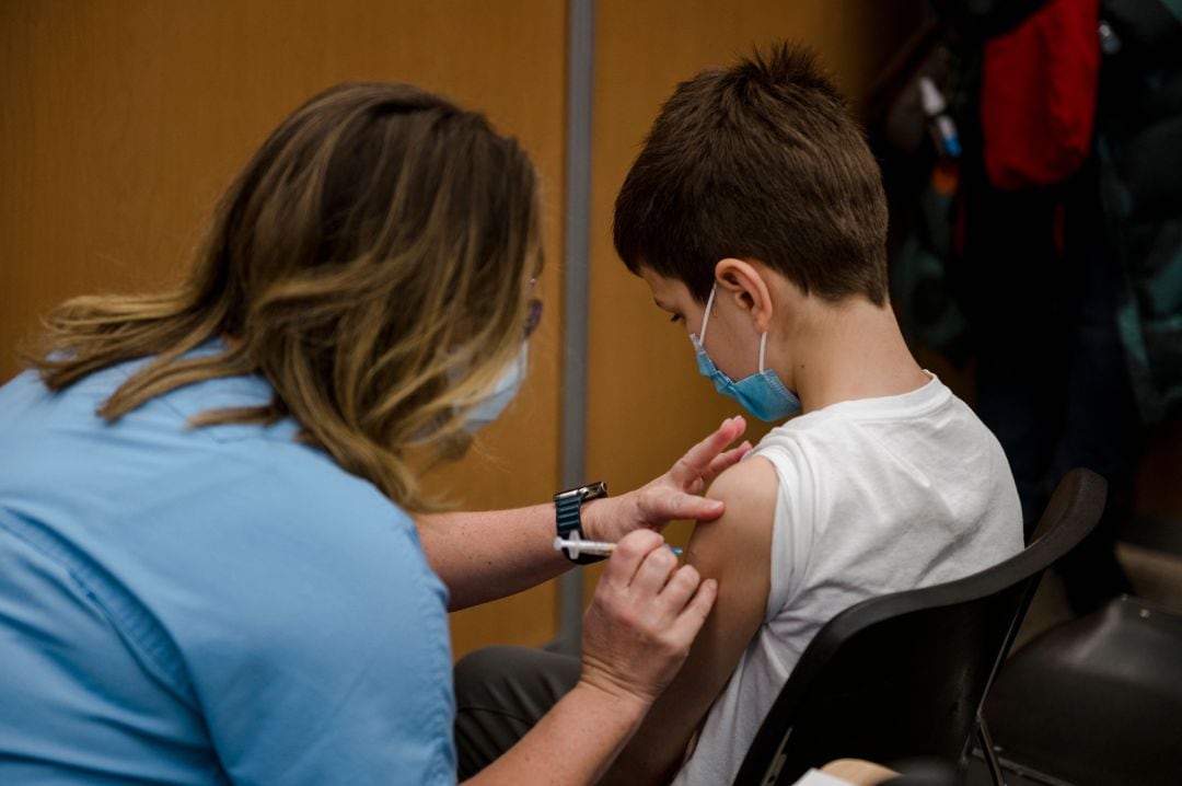 Un niño se vacuna contra la gripe.