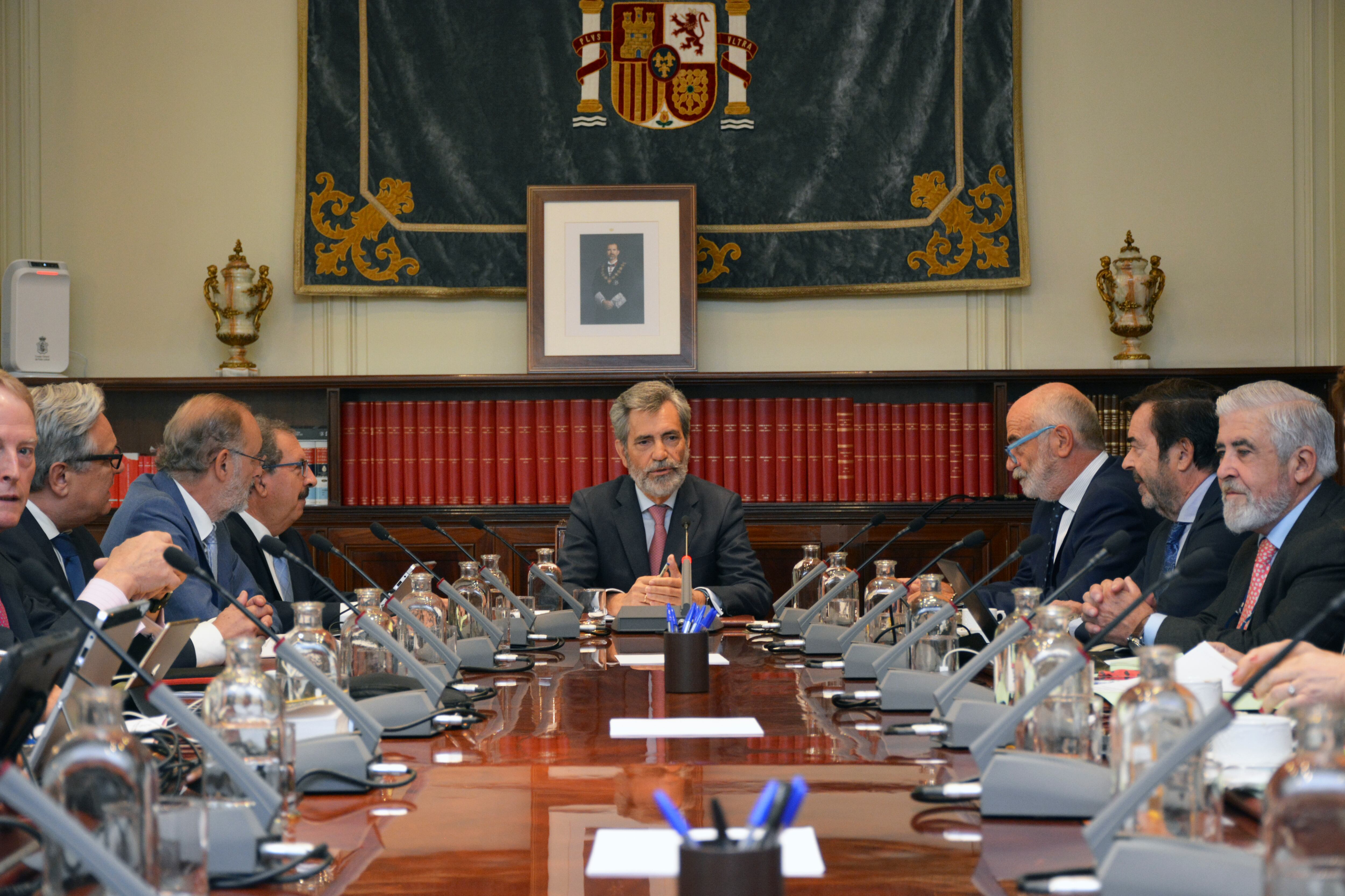 El presidente del Consejo General del Poder Judicial (CGPJ) , Carlos Lesmes (c), preside un pleno extraordinario del organismo para estudiar si nombra a los dos magistrados del Tribunal Constitucional que le corresponde designar para la renovación de este órgano, este jueves. EFE/ CGPJ