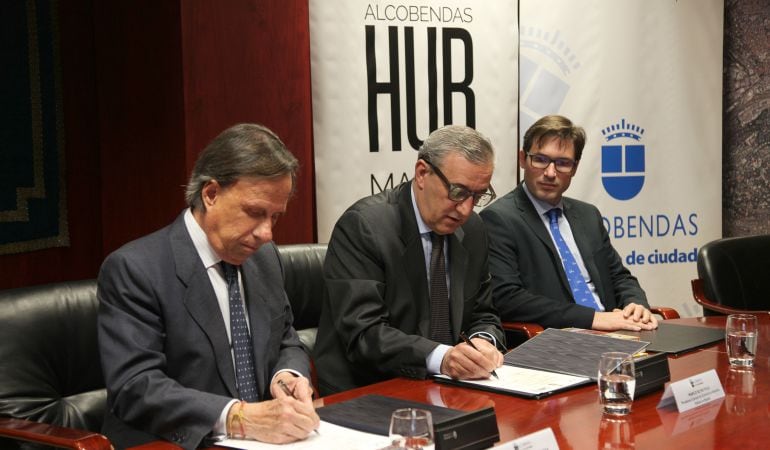 El convenio lo han firmado el alcalde de Alcobendas, Ignacio García de Vinuesa (izquierda), y el presidente de la CCIS, Marco Silvio Pizzi (centro)