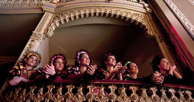 Las ninfas del Carnaval de Cádiz en su palco habitual en el Teatro Falla