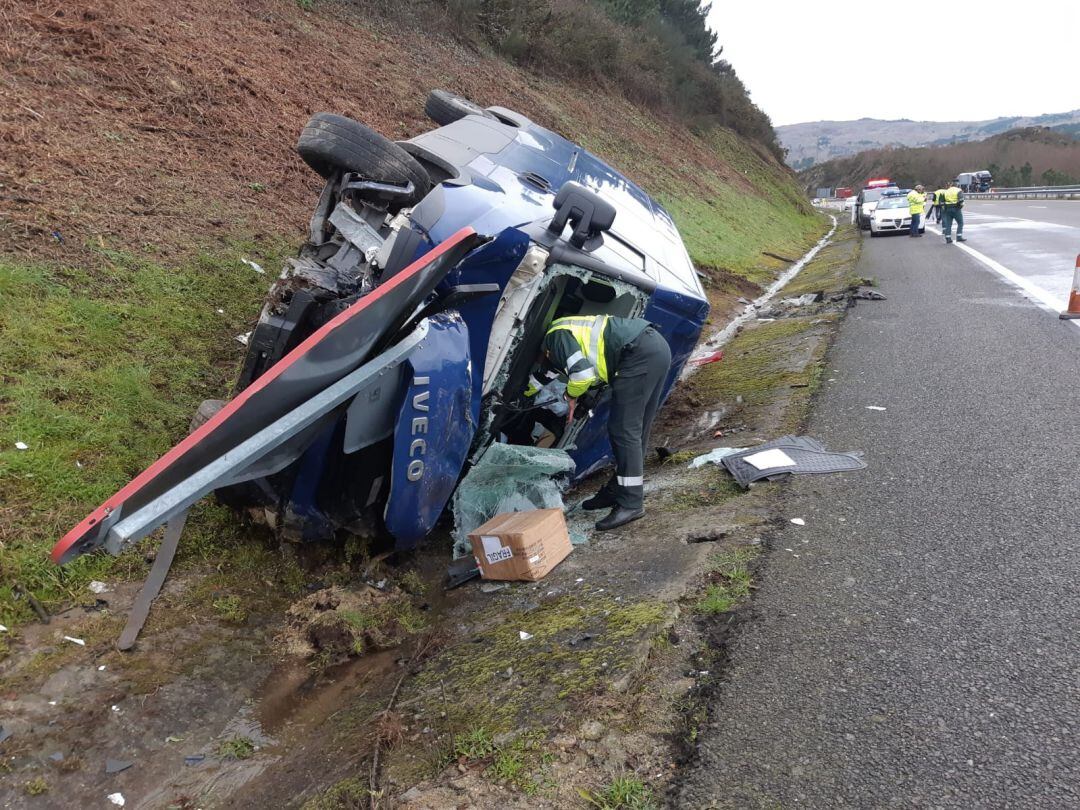 Imagen de la furgoneta volcada en la A-52