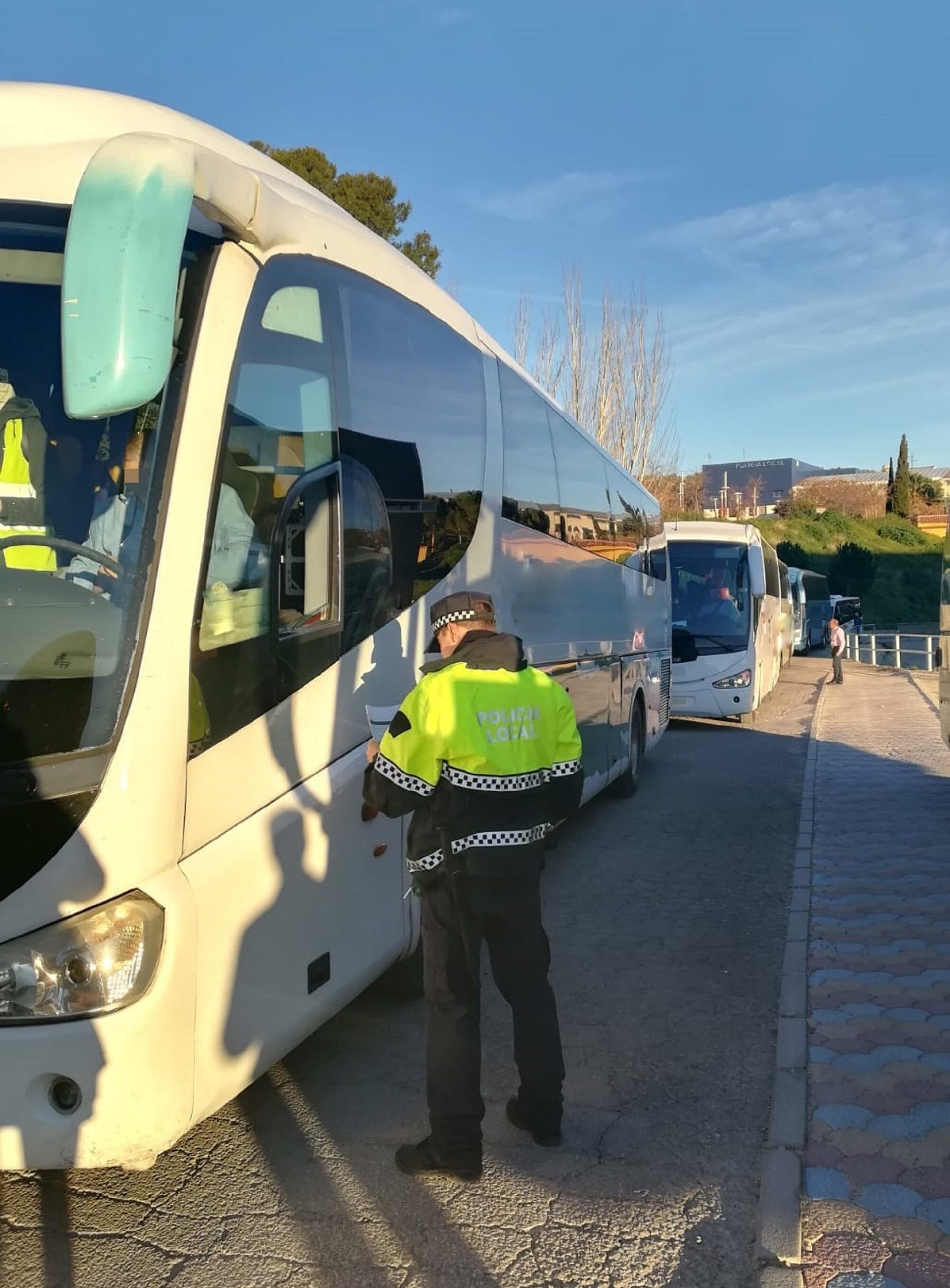 Un agente de la policía municipal de Jaén capital durante un control a un autobús