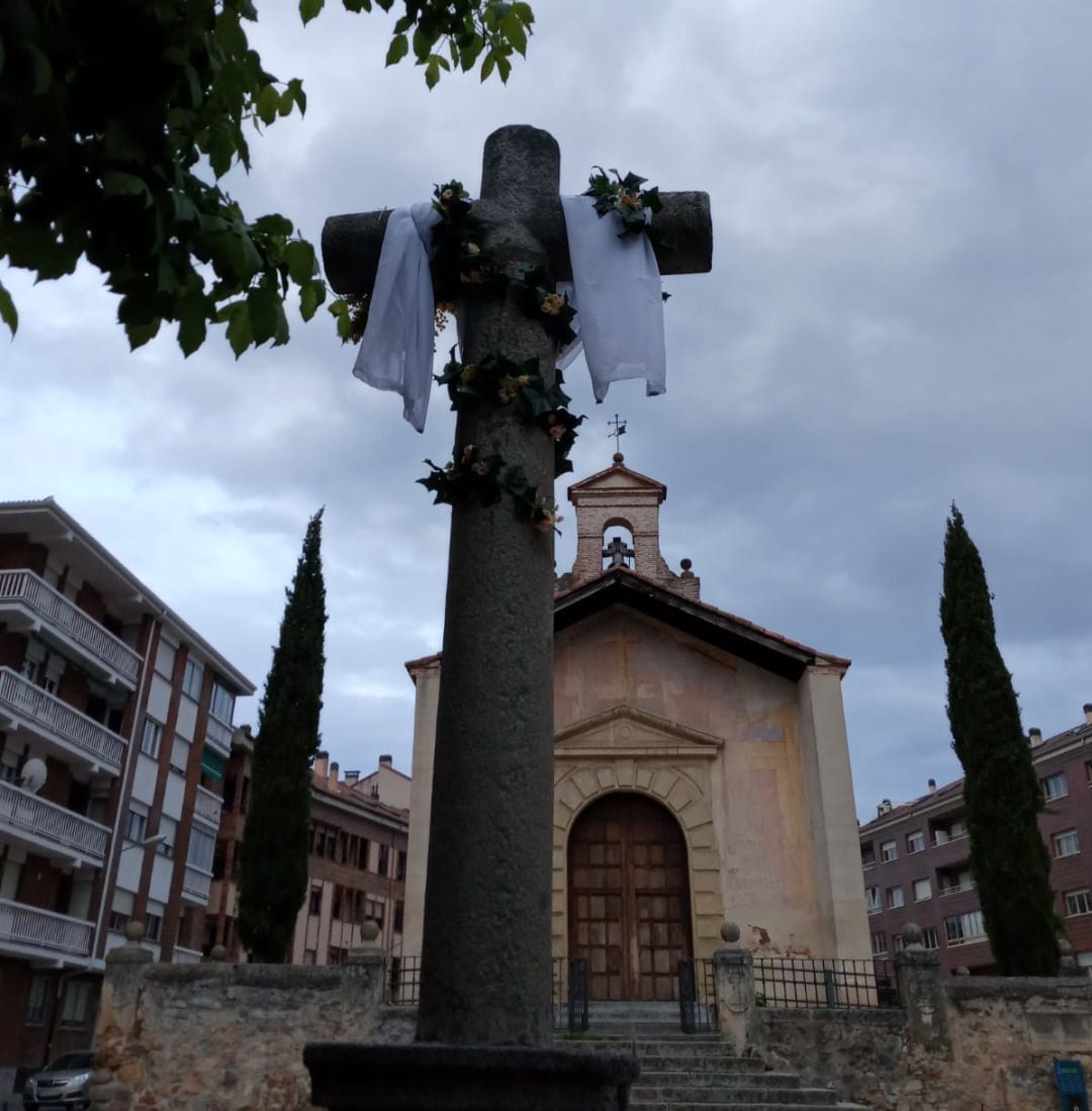 Cruz de mayo instalada por la Cofradía del Cristo del Mercado