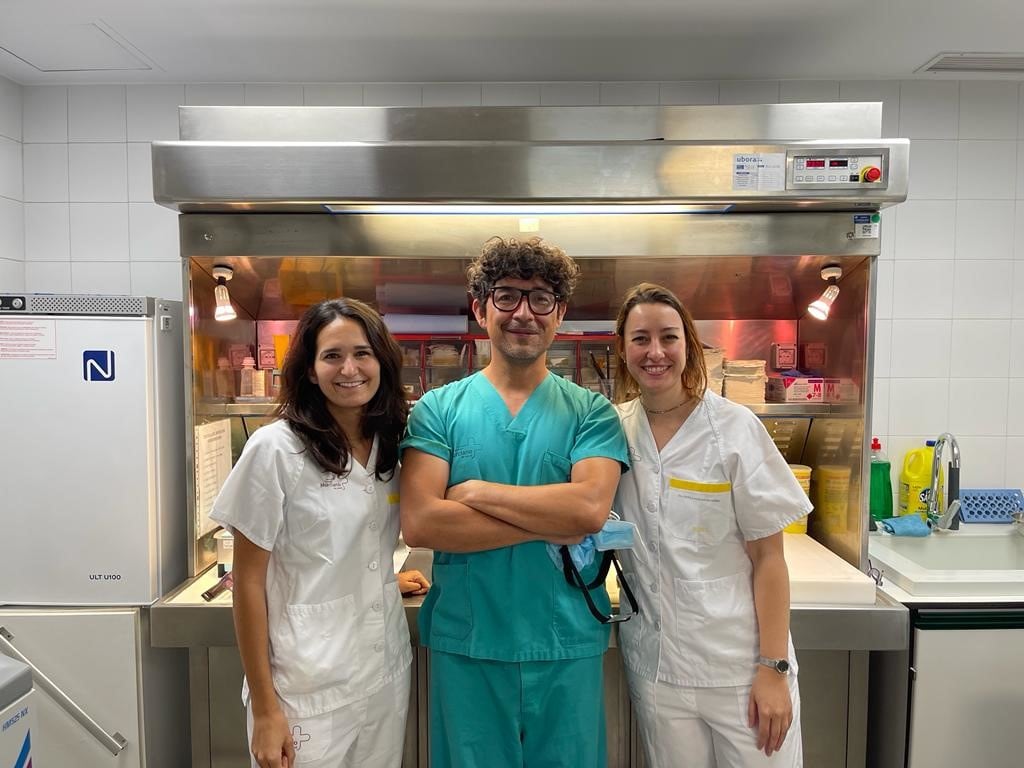 Las doctoras Estela Aguilar y Ana Ortiz, anatomopatólogas, y Fernando Alarcón, dermatólogo del hospital del Rosell forman parte del equipo que realiza estas cirugías.