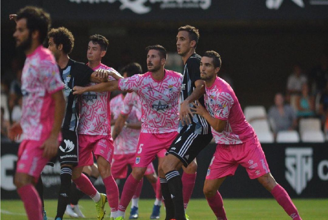Pablo Caballero lucha por ganar la posición ante la defensa pacense
