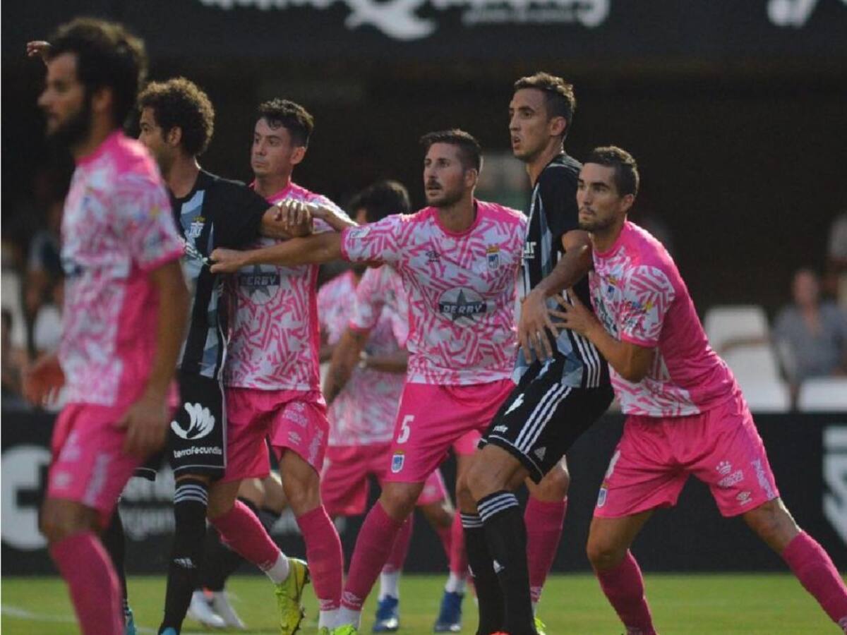 El Cartagena da la cara ante el Badajoz en su debut pero no pasa del empate