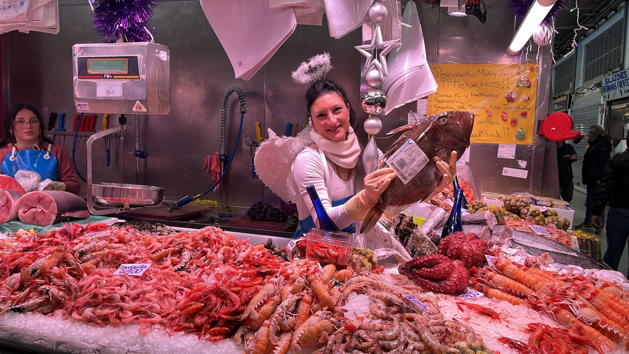 El mercado de Santa Florentina bulle en Nochebuena con miles de cartageneros en busca del mejor marisco