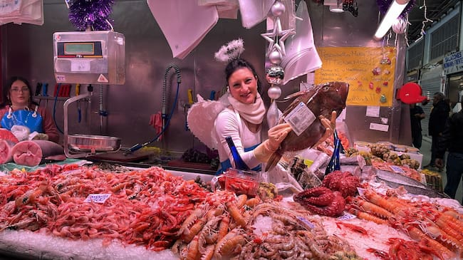 El mercado de Santa Florentina bulle en Nochebuena con miles de cartageneros en busca del mejor marisco