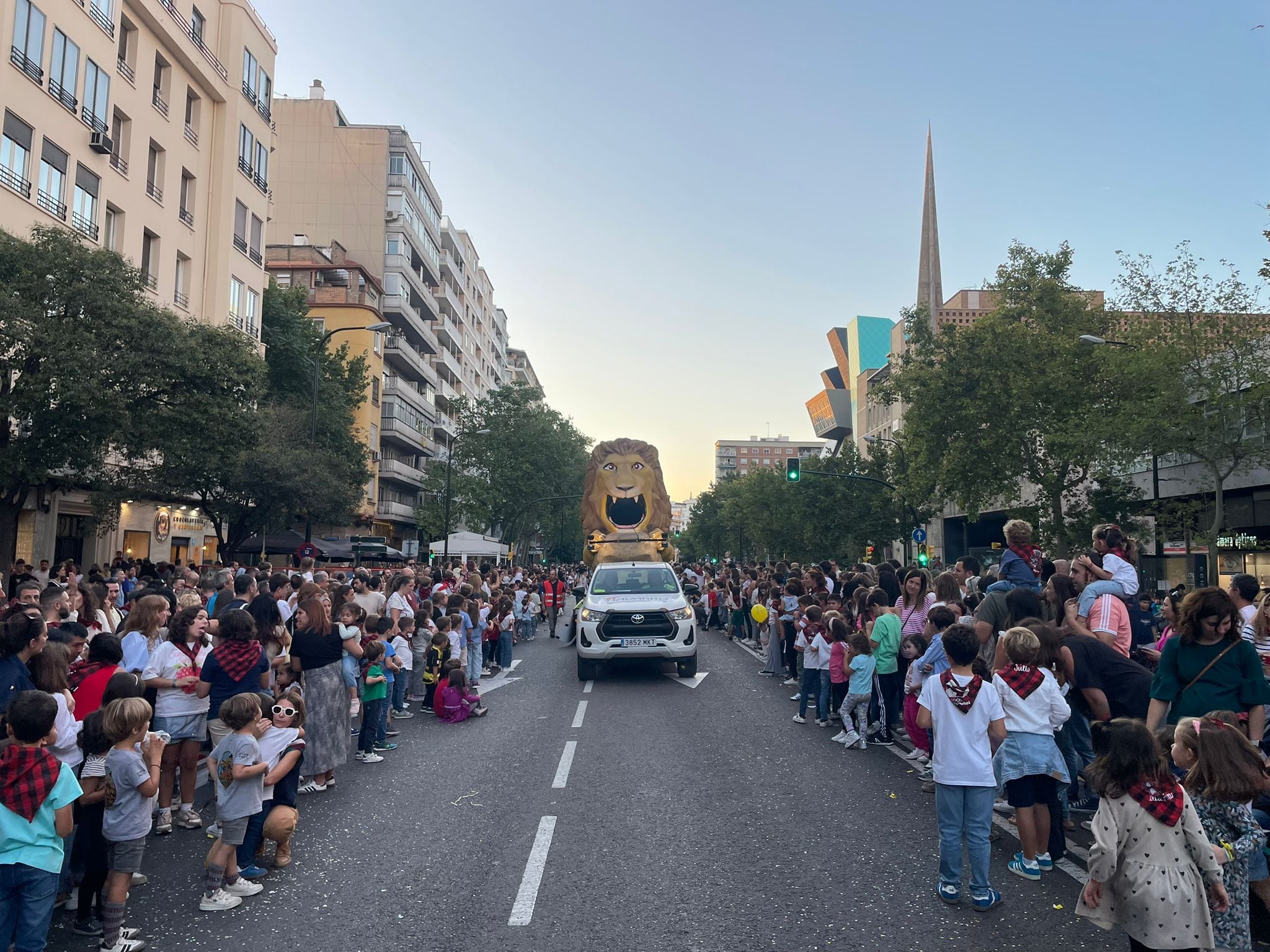 Los más pequeños disfrutando de la presentación oficial del León Garganchón en las calles de Zaragoza.