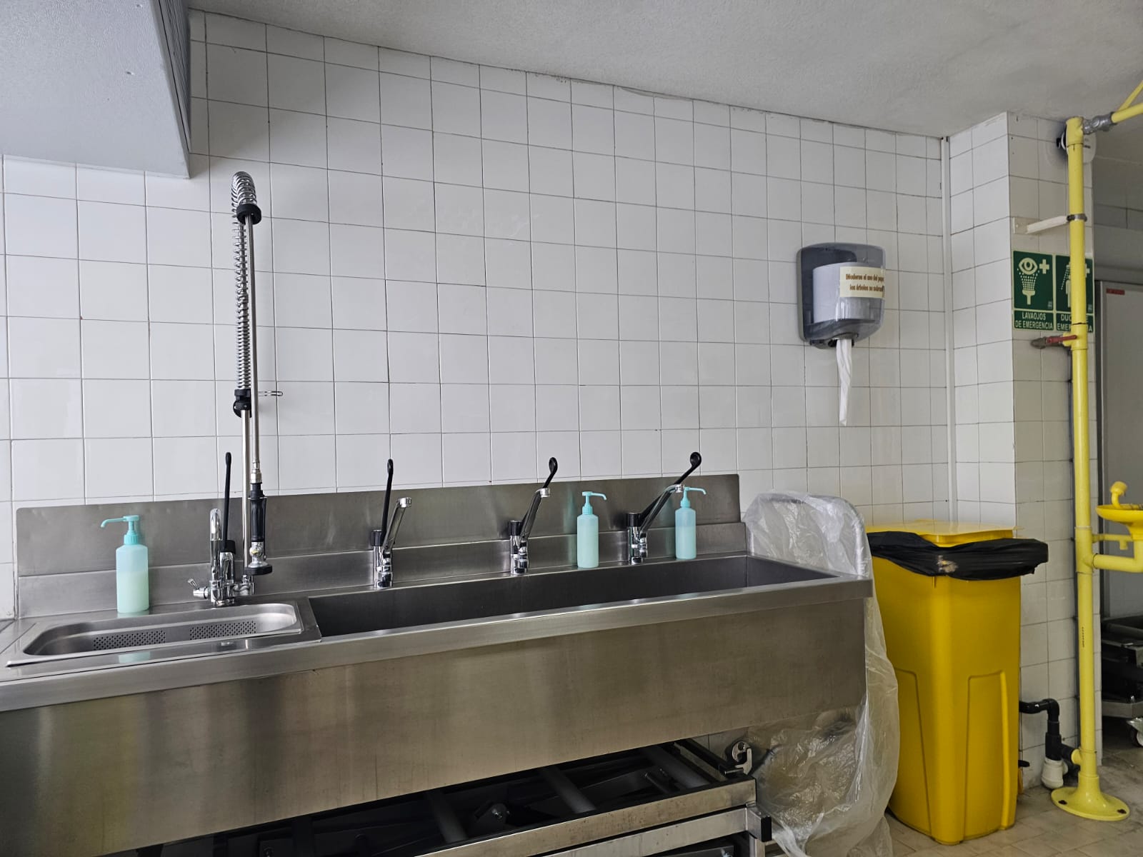 Fregaderos de la sala de prácticas de cadáver