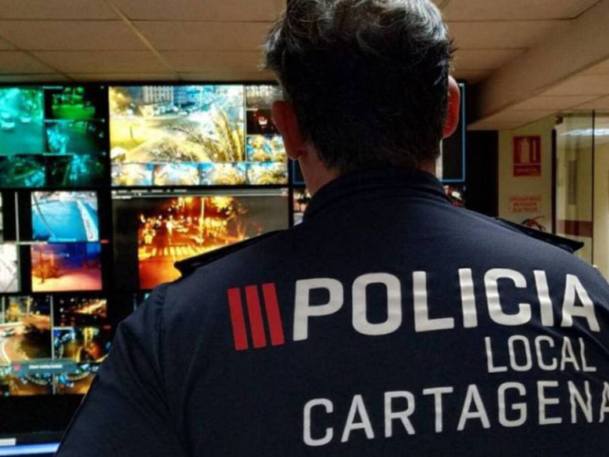 La Policía rescata a una niña de 21 meses que se había quedado encerrada en el coche