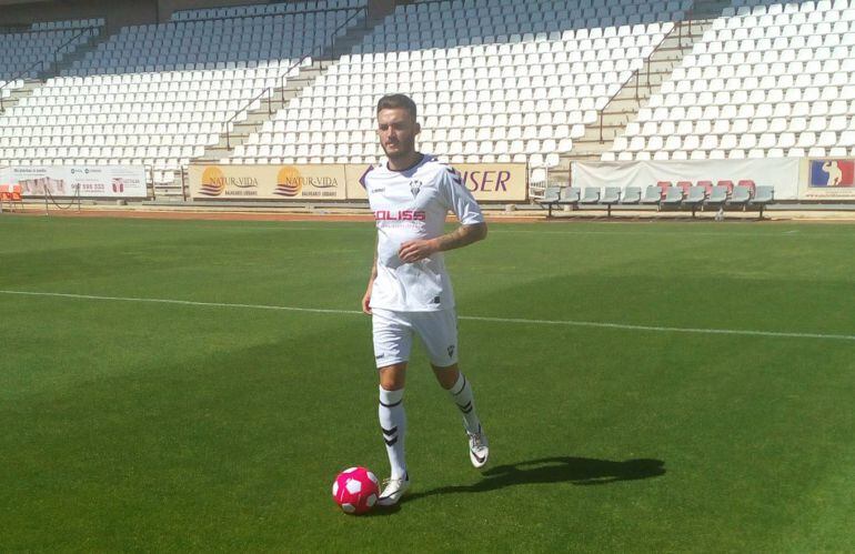 Josan conduce el balón en el Carlos Belmonte