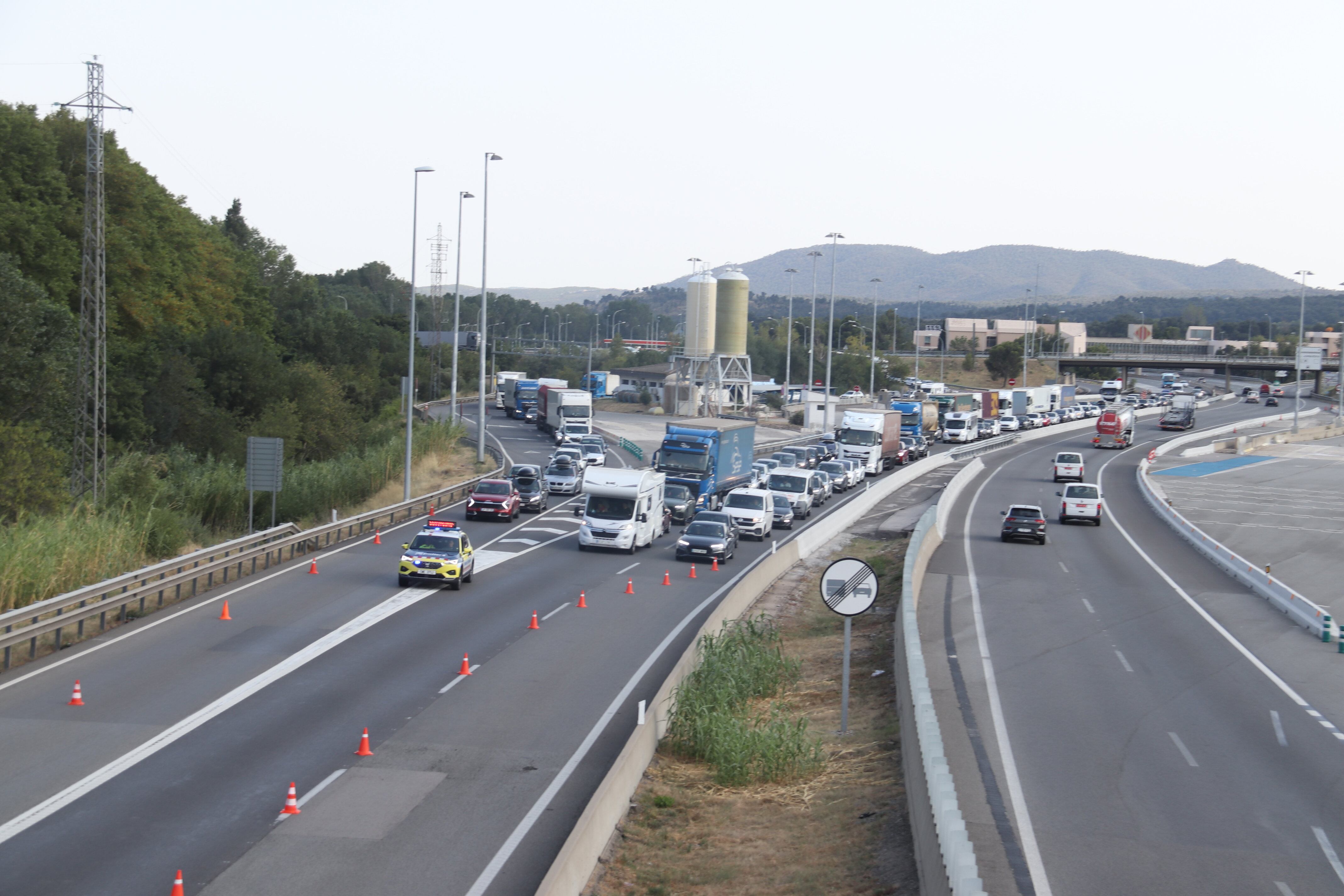 Els Mossos d'Esquadra tallen l'AP-7 a la Jonquera en el marc del dispositiu de recerca de Carles Puigdemont d'aquest dijous a la tarda