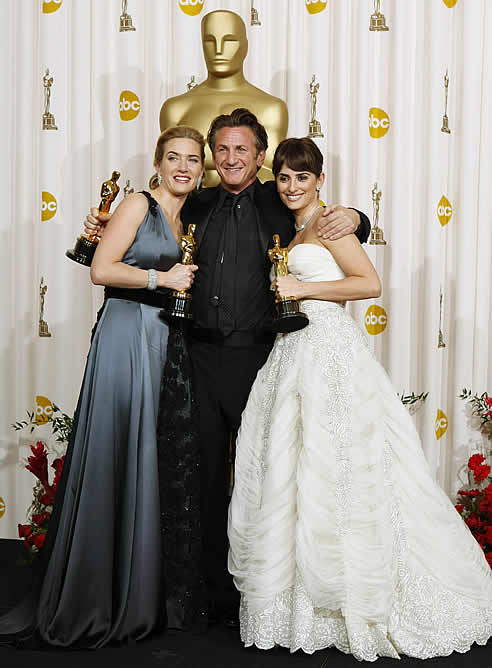 kate Winslet, Sean Penn, y Penelópe Cruz, Oscar a la mejor actriz, mejor actor, y mejor actriz de reparto posan con sus respectivos premios