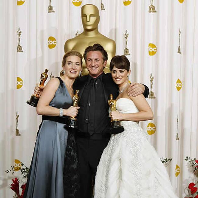 kate Winslet, Sean Penn, y Penelópe Cruz, Oscar a la mejor actriz, mejor actor, y mejor actriz de reparto posan con sus respectivos premios