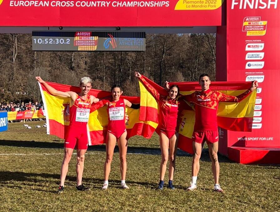 Atletas del relevo mixto de España. Jesús Gómez a la derecha. / Foto: @regdeportivo