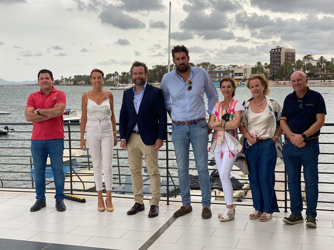 Espinosa de los Monteros junto a miembros de Vox en  San Pedro del Pinatar