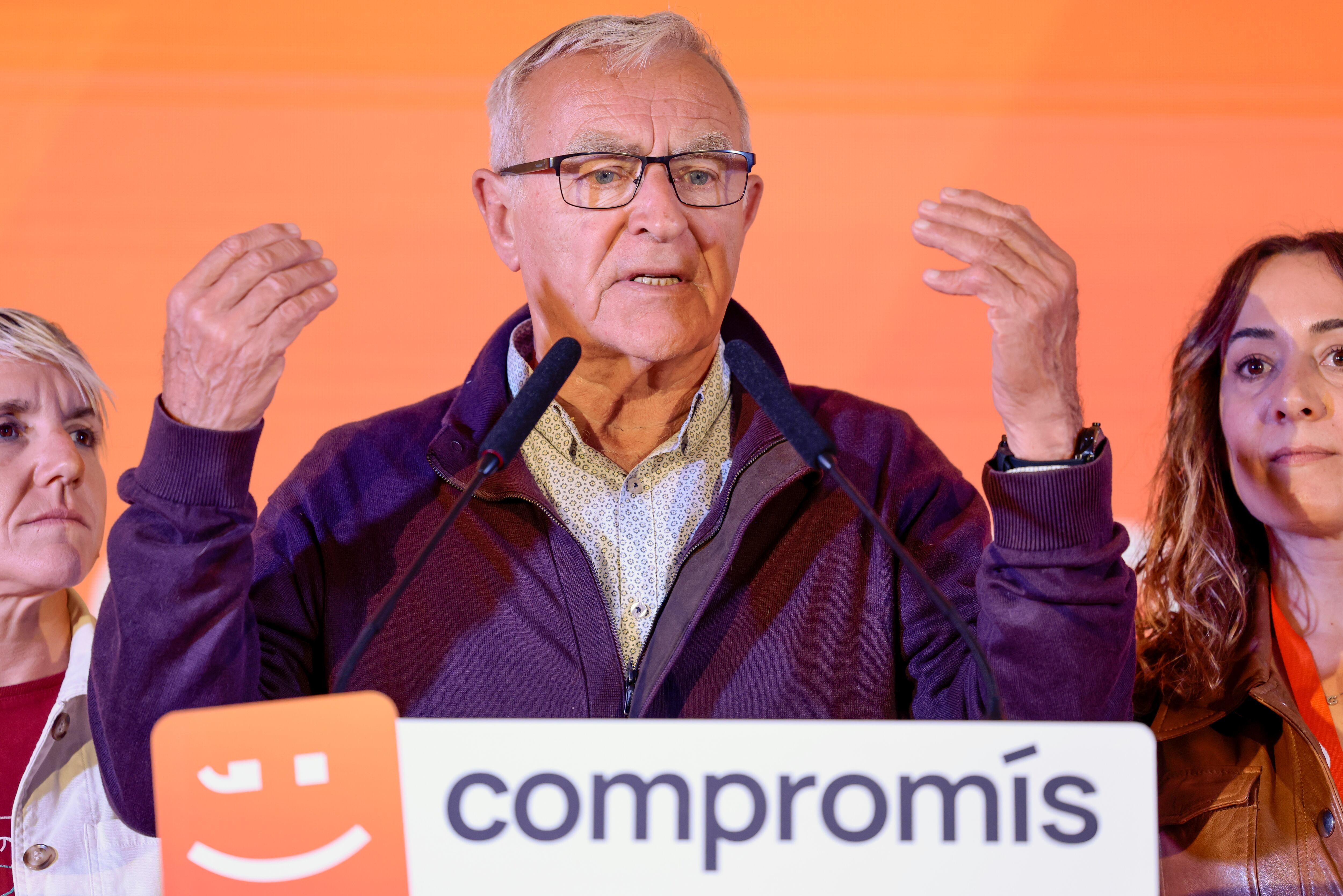 GRAFCVA3707. VALENCIA, 28/05/2023.- El alcalde de València y candidato a la Alcaldía por Compromís, Joan Ribó, ha lamentado este domingo, tras perder la Alcaldía de València, que pasará a manos de la candidata popular María José Catalá, que Compromís &quot;no ha sabido sobreponerse&quot; a &quot;una gran ola de color azul&quot; que ha venido desde Madrid.EFE/ Ana Escobar
