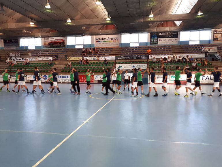 Los jugadores de Villa de Aranda y Zamora se saludan antes de comenzar el encuentro.