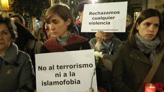 Concentración en Granada de movimientos sociales, parroquias y mezquitas de la ciudad tras los atentados de París