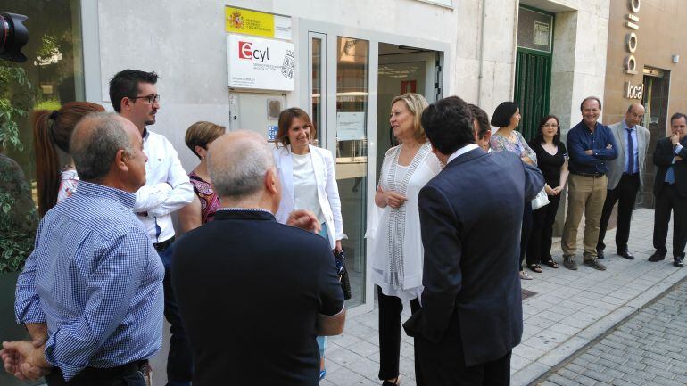 Los consejeros a su llegada al Ecyl junto con el alcalde y concejales de Peñafiel