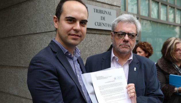 El delegado de Desarrollo Urbano Sostenible, José Manuel Calvo y el consejero delegado de la EMVS, Francisco López presentando la demanda por la venta de inmuebles